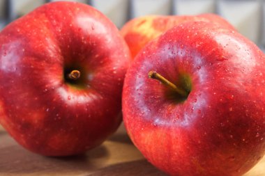 Birkaç olgun kırmızı elma, yakın çekim. Güzel meyveler.