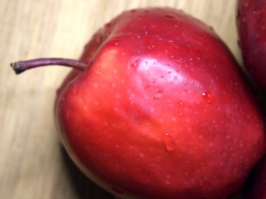 Kırmızı şeften büyük bir kırmızı elma..