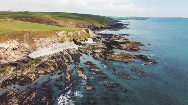 Green Grass Covered Hills Southern Coast Ireland Rocks Atlantic Ocean — Wideo stockowe