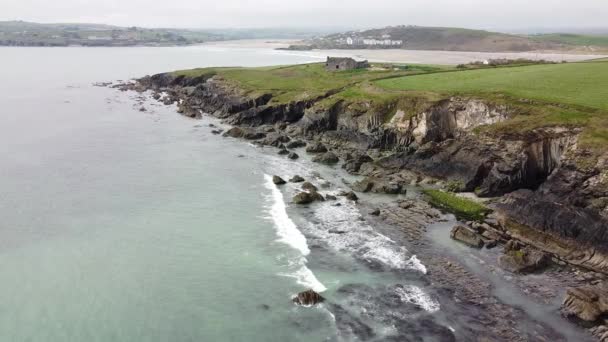 Green Fields Rocky Seashore Ireland Waters Celtic Sea Hit Rocks — стоковое видео