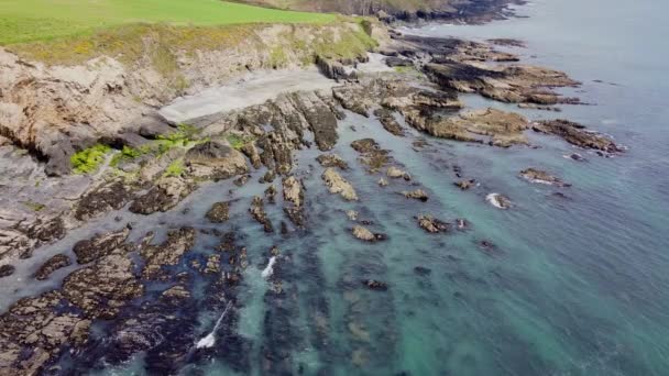 Huge Stone Boulders Coast Celtic Sea Beautiful Seaside Ireland Aerial — Stockvideo