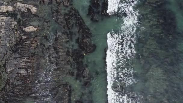 Aerial Drone Footage Beautiful Blue Water Entering Rocks Shore High — Stok video