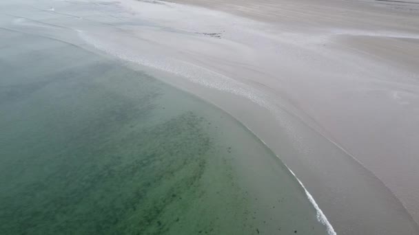 Tidal Waves Roll Deserted Sandy Shore Deserted Beach Aerial View — Video Stock