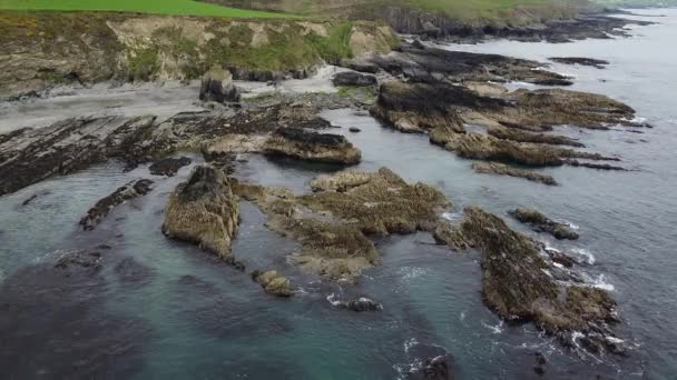 Huge Stone Boulders Coast Celtic Sea Beautiful Seaside Ireland — ストック動画