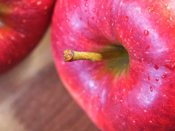 Close One Large Ripe Fresh Organic Sweet Red Apple — Stockfoto