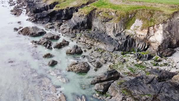 Drone View Rocky Coastline Celtic Sea Sea Waves Rushing Stone — стоковое видео