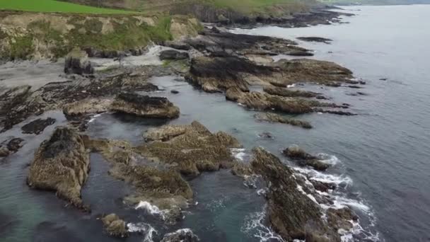 Huge Stone Boulders Coast Celtic Sea Beautiful Seaside Ireland Aerial — Wideo stockowe