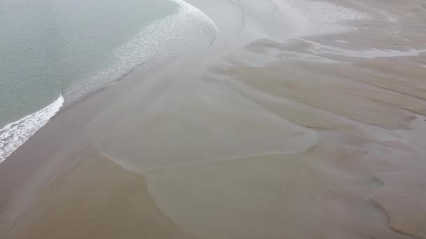 Влажный Прибрежный Песок Вид Воздуха Приливные Волны Песчаный Пляж Красивый — стоковое видео