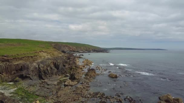 Green Fields Rocky Seashore Southern Ireland Waters Celtic Sea Hit — Αρχείο Βίντεο