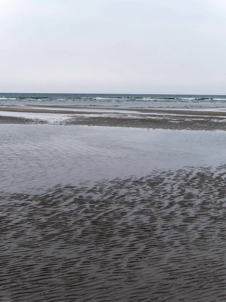 一天在低潮的时候把沙子洒在岸上 荒凉的海滨风景 欧洲北部的严酷性质 大西洋的寒冷海岸 灰色沙滩 — 图库照片