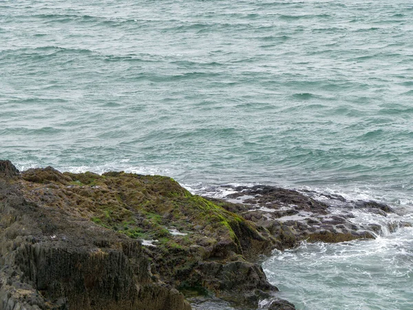 野生の岩 水の体の横にある岩の形成 海の波と海岸の崖 — ストック写真