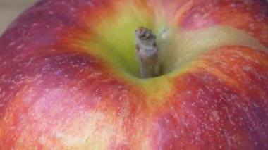 Büyük kırmızı elma dönüyor, yakın çekim video. Video tam Hd biçiminde.