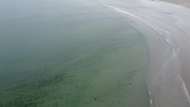 Ondas Marea Playa Desierta Vista Aérea Línea Costera Día Nublado — Vídeo de stock
