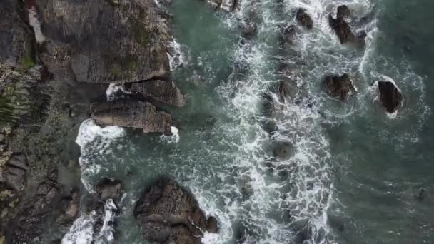 Hatalmas Sziklák Tengeri Hullámok Felülnézetből Seascape Drone Video Teljes Formátumban — Stock videók
