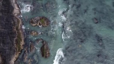 Sahil dalgalarının, temiz suyun insansız hava aracı görüntüleri..