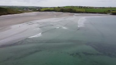 İrlanda 'nın güneyinde Clonakilty yakınlarında Inchydoney plajı. Resimli Avrupa deniz manzarası. Clonakilty Körfezi sular çekildiğinde. Yeşil sahil tepeleri. Güzel İrlanda plajı.