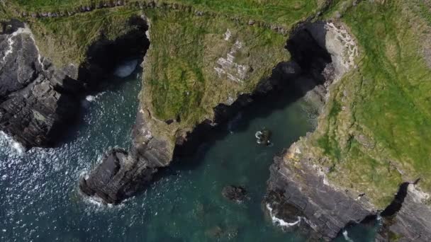 Μεγάλα Βράχια Στον Ατλαντικό Ωκεανό Όμορφη Θαλασσογραφία Άγρια Βραχώδης Ακτή — Αρχείο Βίντεο