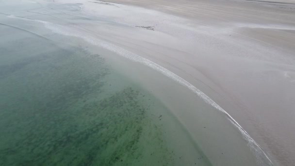 Ondas Marea Vista Playa Desierta Línea Costera Día Nublado Fondo — Vídeos de Stock