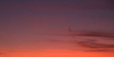 Gün batımında gökyüzünde tam kare bulutlar.