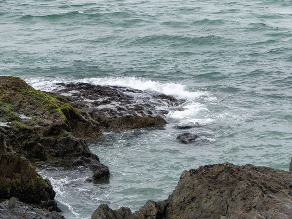 Roca Salvaje Formación Roca Junto Cuerpo Agua Ondas Oceánicas Acantilados — Foto de Stock