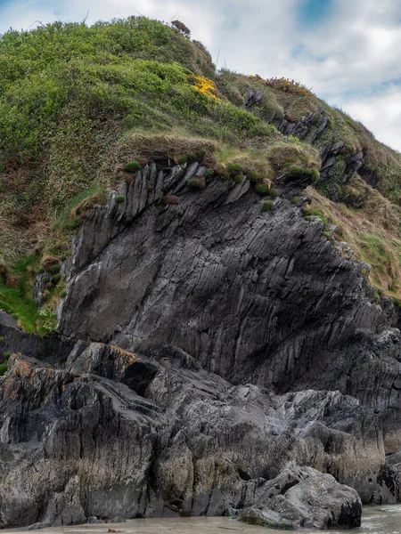 Une Belle Colline Pierre Couverte Herbe Pur Rock Paysage Herbe — Photo