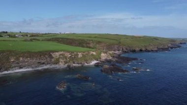 İrlanda 'nın güneyinde Clonakilty yakınlarındaki County Cork' ta güzel tepeler. Kelt Denizi kıyısında.