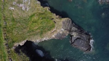 İrlanda 'daki Atlantik Okyanusu' ndaki büyük uçurumlar, havadan çekilmiş videolar. Güzel deniz manzarası. Vahşi kayalık kıyısı. Videoyu tam Hd biçiminde yükle.