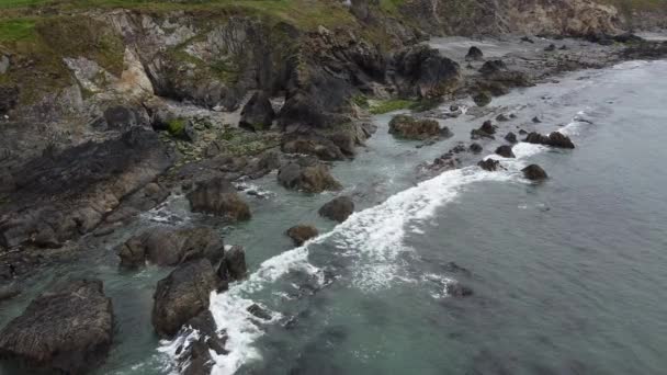 Sea Waves Break Rocks Lots White Sea Foam Picturesque Nature — Stock Video