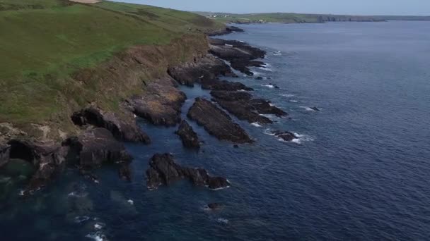 海岸の黒い岩 美しい海の景色 アイルランドの海辺のエリア 大西洋の青い海 航空ビデオ — ストック動画