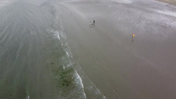 West Cork Irlanda Julho 2022 Turistas Costa Arenosa Húmida Oceano — Vídeo de Stock