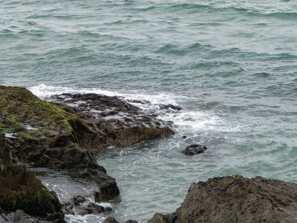 野生の岩 水の横にある岩の形成 海の波と海岸の崖 — ストック写真