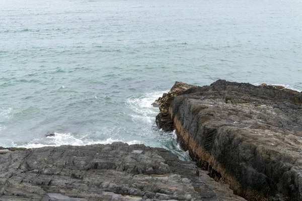 Soğuk Deniz Suyu Kıyı Kayaları Kıyıda Bulutlu Bir Hava Var — Stok fotoğraf