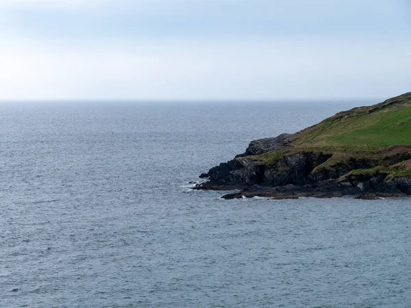 Вид Прибережні Скелі Пляжу Воррен Скелясте Узбережжя Південної Ірландії Пагорби — стокове фото