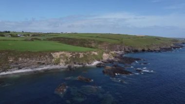 İrlanda 'nın güneyinde Clonakilty yakınlarındaki County Cork' ta güzel yeşil tepeler. Kelt Denizi kıyısında.