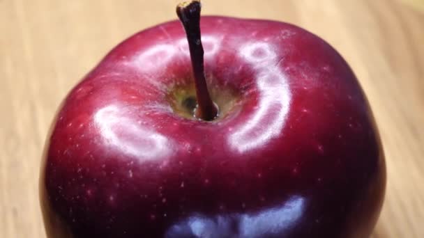 リンゴ一つ 赤いチーフ品種のリンゴ リンゴの皮のハイライト 詳細なビデオ — ストック動画
