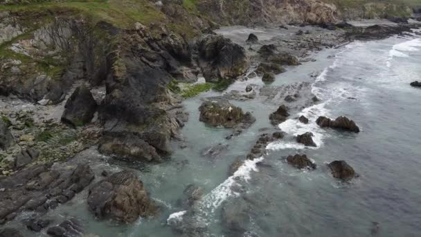 Ondas Mar Rolam Nas Rochas Costeiras Espuma Mar Litoral Pitoresco — Vídeo de Stock