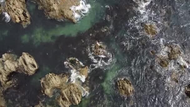 大海冲刷着岩石海岸 空中射击 飞越海岸线 纯净水的悬崖边 阳光下的海洋 海岸从空中 爱尔兰 — 图库视频影像