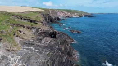 Deniz kıyısı, hava manzarası. West Cork 'un manzarası. Kelt Denizi kıyıları. Atlantik 'in mavi suları, dolu..