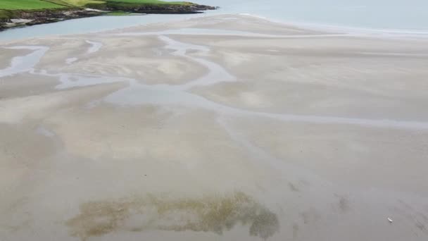 Písek Plive Při Odlivu Irském Pobřeží Atlantského Oceánu Letecký Výhled — Stock video