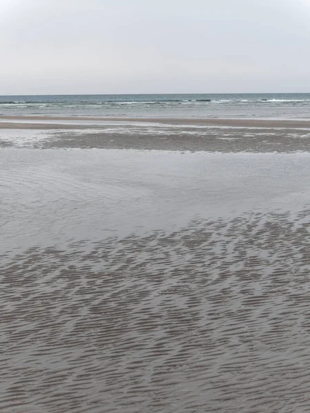 海滩上的沙子湿了 荒凉的海滨风景 欧洲北部的严酷性质 大西洋的寒冷海岸 灰色沙滩 — 图库照片