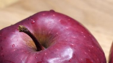 Kırmızı şefin büyük kırmızı elmaları. Elma kabuğuna bir damla su. Apple 'ın yakın çekimi. Tam HD, kayan çekim.
