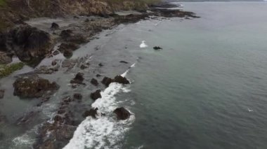 Clonakilty yakınlarındaki İrlanda 'nın güneyindeki Kelt Denizi' nin güzel kıyı şeridinde uçuyorlar. Kaya sahili..