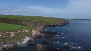 Deniz kıyısı, hava manzarası. Batı Cork 'un manzarası, İrlanda' nın güneyi. Kelt Denizi 'nin kayalık kıyıları. Atlantik 'in mavi suları, tam format.