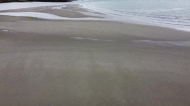 Kumsal alçak gelgitte, yukarıdan manzara. Deniz Burnu.