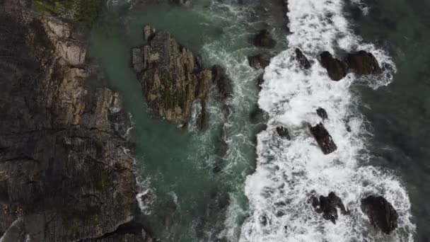 Meer Spült Das Felsige Ufer Luftaufnahme Überflug Der Küste Klippe — Stockvideo