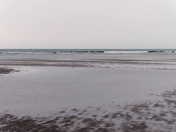 湿沙子 荒凉的海滨风景 欧洲北部的严酷性质 大西洋的寒冷海岸 灰色沙滩 — 图库照片