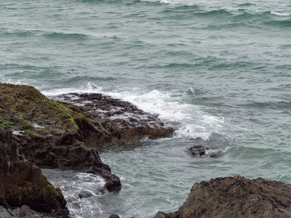 Roca Salvaje Lado Del Agua Ondas Oceánicas Acantilados Costeros — Foto de Stock