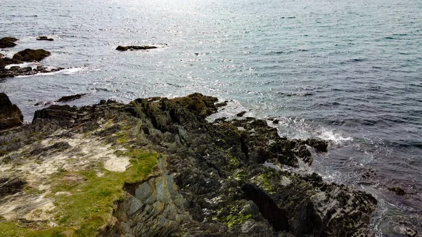 Stenmantel Över Irlands Kust Ovanifrån Klippig Havsstrand Soligt Väder Nordeuropas — Stockfoto