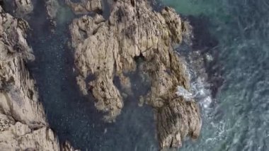 Atlantik Okyanusunun güzel suları. Deniz Burnu. Kelt Denizi 'nde küçük dalgalar. Deniz kenarındaki uçurumlar.