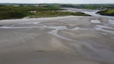 Büyük kumlu Inchydoney plajı alçak gelgitte, hava manzaralı. Marram otlarıyla kaplı sahil kum tepeleri. Güney İrlanda 'nın deniz manzarası. Clonakilty Körfezi.